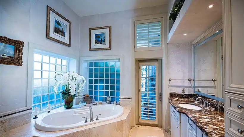 soaking tub